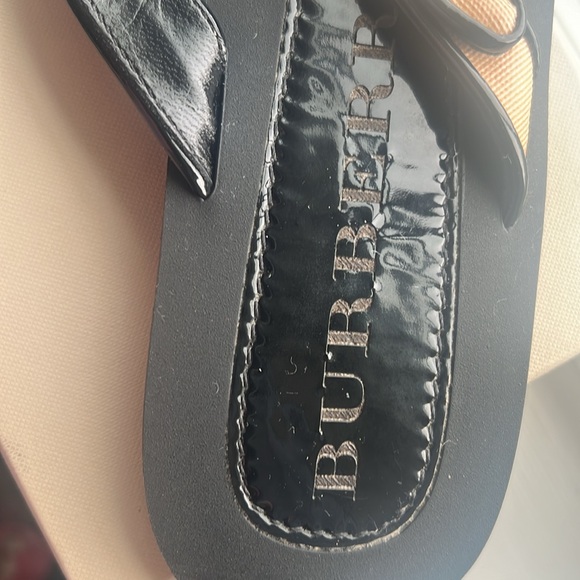 Burberry flip flop sandals - Picture 2 of 5